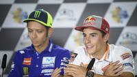 Pembalap Movistar Yamaha, Valentino Rossi dan rider Repsol Honda, Marc Marquez dikenal memiliki hubungan yang buruk di lintasan MotoGP. (Jure Makovec / AFP)