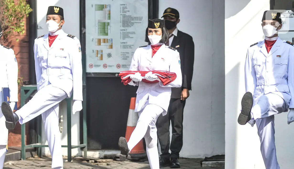 Tim Paskibra bersiap mengibarkan bendera Merah Putih upacara peringatan Sumpah Pemuda di Museum Sumpah Pemuda, Jakarta, Rabu (28/10/2020). Upacara peringatan 92 tahun Sumpah Pemuda yang mengangkat tema Sumpah Pemuda Bersatu dan Bangkit tersebut diadakan secara terbatas. (merdeka.com/Iqbal S Nugroho)