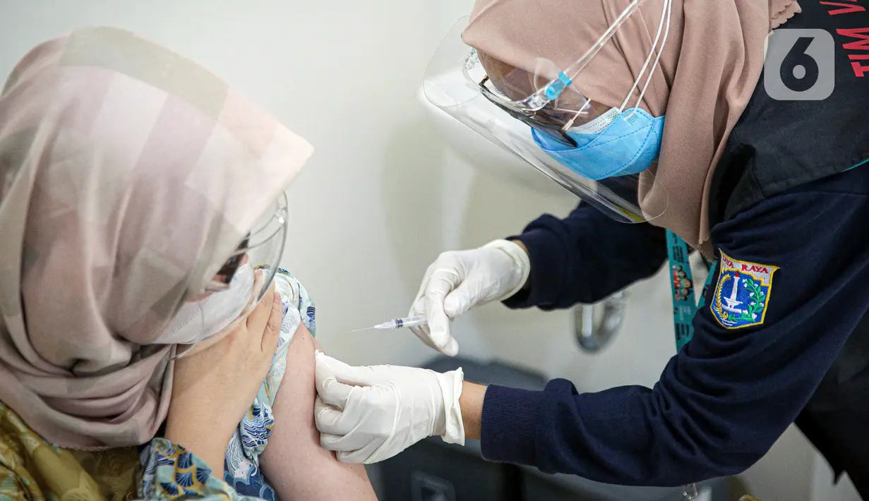 Vaksinator menyuntikkan vaksin COVID-19 dari Pfizer kepada warga di Puskesmas Lebak Bulus, Jakarta, Senin (23/8/2021). Sebanyak 1.560.780 dosis vaksin COVID-19 Pfizer tiba di Indonesia pada 19 Agustus 2021 melalui skema pembelian langsung. (Liputan6.com/Faizal Fanani)