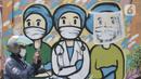 Pengendara melintas di depan mural dukungan untuk tim medis Covid-19 di kawasan Sunter, Jakarta, Rabu (27/5/2020). Mural tersebut sebagai bentuk dukungan untuk tim medis penanganan Covid-19 sekaligus mengingatkan masyarakat agar taat mengikuti aturan PSBB. (merdeka.com/Iqbal S. Nugroho)