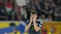 Pemain Skotlandia, Ryan Christie, tampak kecewa setelah ditaklukkan Hungaria pada laga Grup A Euro 2024 di Stuttgart Stadium, Senin (24/6/2024). Hungaria menang secara dramatis berkat gol Kevin Csoboth pada menit ke-90+10. (AP Photo/Matthias Schrader)