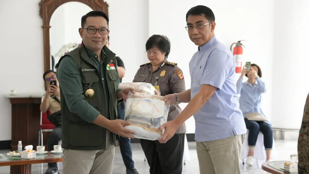 Gubernur Jabar Ridwan Kamil menyerahkan secara simbolis 1.000 APD