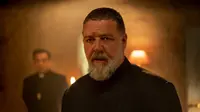 Russell Crowe sebagai Pastor Gabriele Amorth dalam film The Pope's Exorcist. (Foto: Dok. Screen Gems)