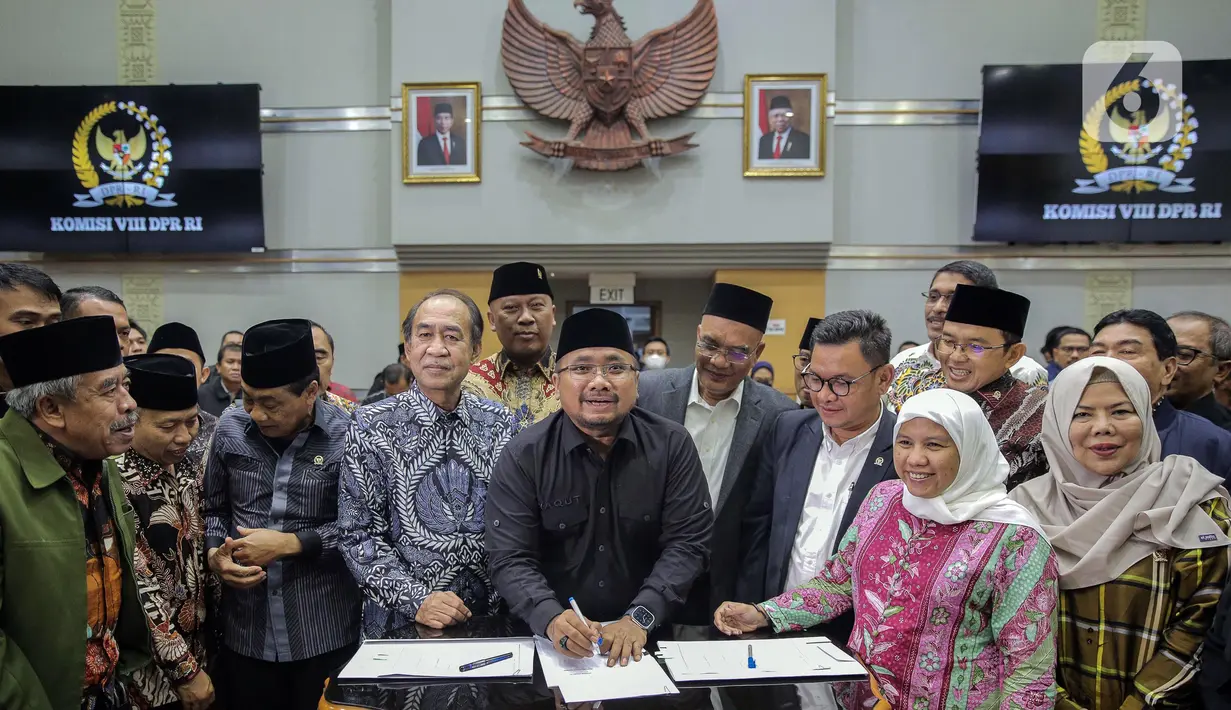 Menteri Agama Yaqut Cholil Qoumas (tengah) didampingi anggota Komisi VIII DPR RI bersiap menandatangani draft penetapan biaya haji 2023 di kompleks Parlemen, Senayan, Jakarta, Rabu (15/2/2023). Kementerian Agama bersama Komisi VIII DPR selesai menggelar rapat panja biaya haji 2023. Pemerintah bersama legislator menyepakati biaya haji yang harus dibayarkan jemaah sebesar Rp 49.812.700. (Liputan6.com/Faizal Fanani)