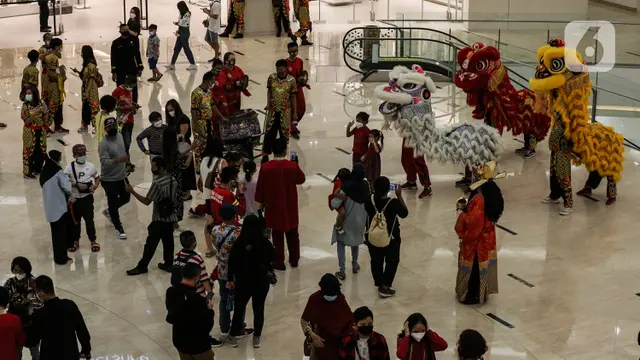 Atraksi Barongsai Semarakkan Perayaan Imlek di Pusat Perbelanjaan