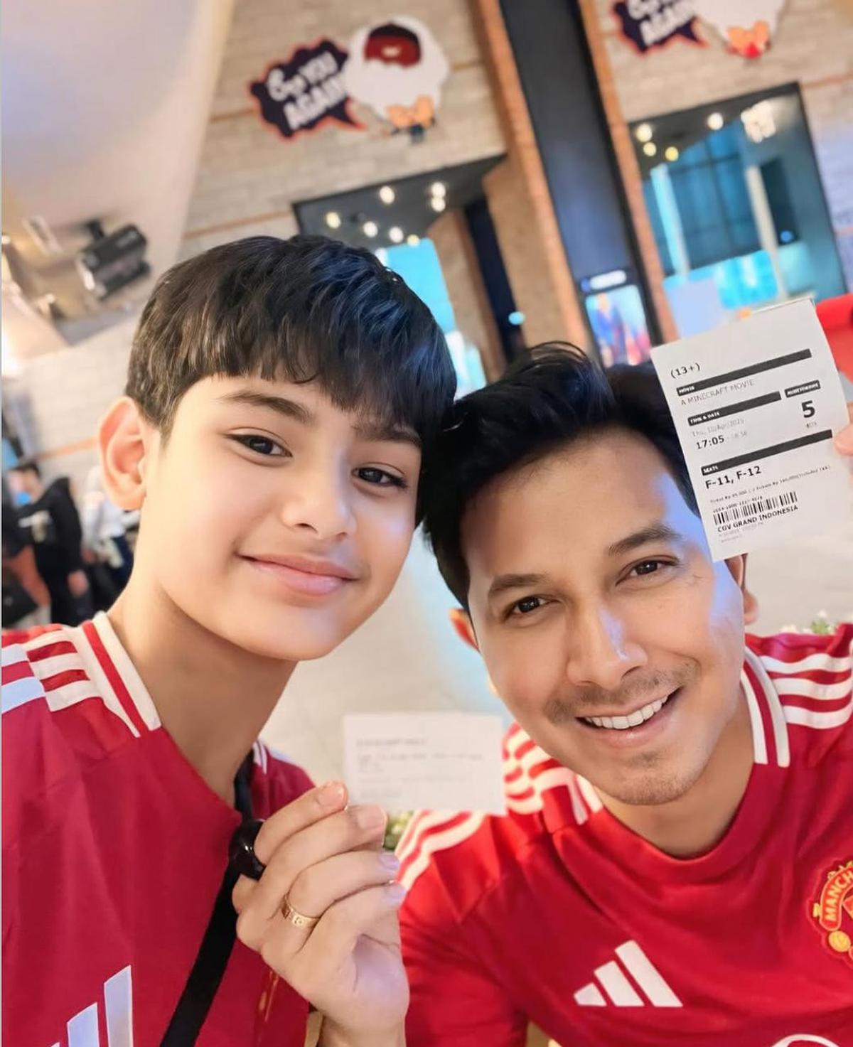 5 Potret Sonny Septian dan Faaz Habiskan Quality Time bersama dengan Jersey Serasi