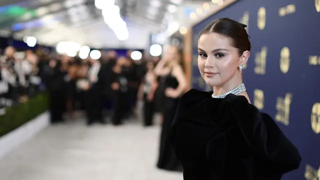 Selena Gomez Copot Heels di Panggung SAG Awards 2022, Aksinya Dipuji Warganet
