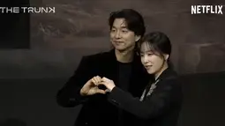 Seo Hyun Jin sempat menahan malu, sementara Gong Yoo menahan tawa. Namun akhirnya mereka berhasil melakukan pose hati. (Foto: Netflix)