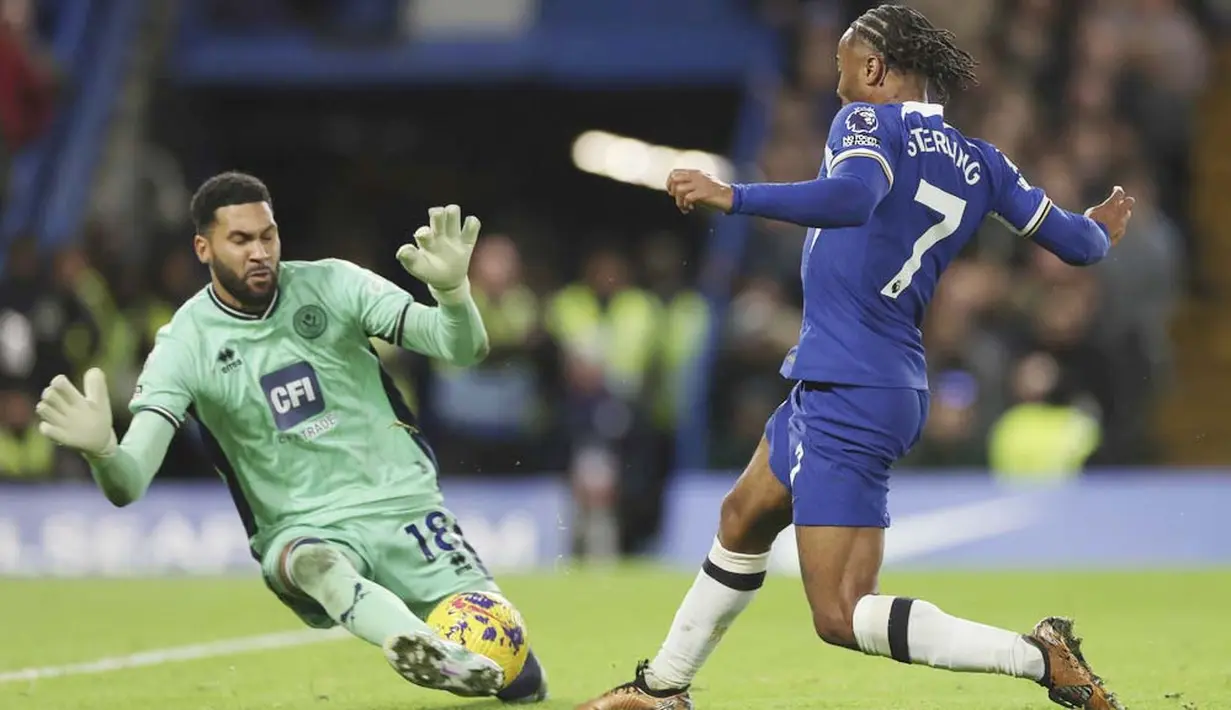 Kerja keras Raheem Sterling di laga ini patut diapresiasi. Dia terus bergerak di sayap kanan dan terlibat dalam proses gol pertama Chelsea, yaitu dengan assist cerdas untuk gol Palmer. (AP Photo/Ian Walton)
