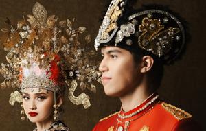 Syifa Hadju dan El Rumi tampil memukau dalam foto prewedding paling baru dengan busana adat Gorontalo, menunjukkan respek pada budaya leluhur. (Foto: Nicoline Patricia Malina dari Instagram @syifahadju)