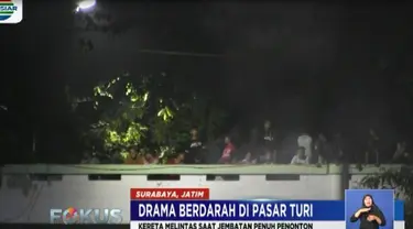 Dalam gambar video amatir terlihat sejumlah penonton yang berada di jembatan perlintasan kerta di Pasar Turi tewas karena terserempet tubuh kereta.