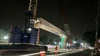 Waskita Karya melakukan pengangkatan pertama balok girder atau "erection girder" proyek Light Rail Transit (LRT) Jakarta Fase 1B yang dilakukan di area Jalan Pemuda, Rawamangun. (dok: Humas)