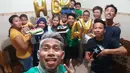 Penyerang Timnas Indonesia, Andik Vermansah, selfie usai mendapat kejutan ulang tahun dari keluarga di Surabaya, Jawa Timur, Sabtu (26/11/2016). Andik baru saja pulang ke rumah usai membela Indonesia pada ajang Piala AFF 2016. (Dokumen Pribadi)