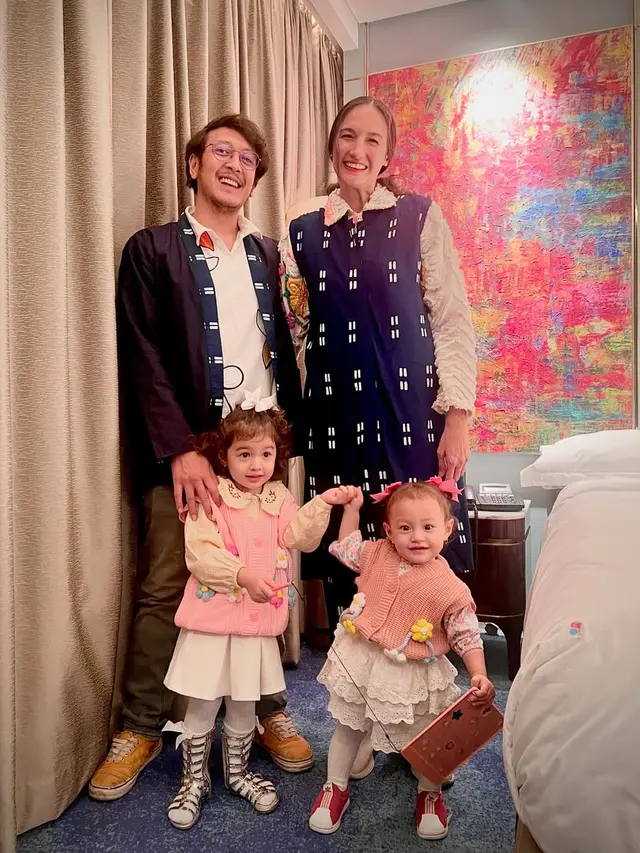 Tampil Kompak dan Penuh Makna, Gaya Keluarga Dimas Anggara dan Nadine Chandrawinata dalam Balutan Wastra