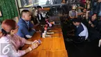 Artis dan Model dewasa Nikita mirzani berserta pengacara pada saat jumpa pres di sebuah cafe bilangan jakarta utara, Kamis (31/12). Nikita merasa dirinya sudah bersih dari kasus dan sangkaan prostitusi yang mencatut namanya. (Liputan6.com/Herman Zakharia)