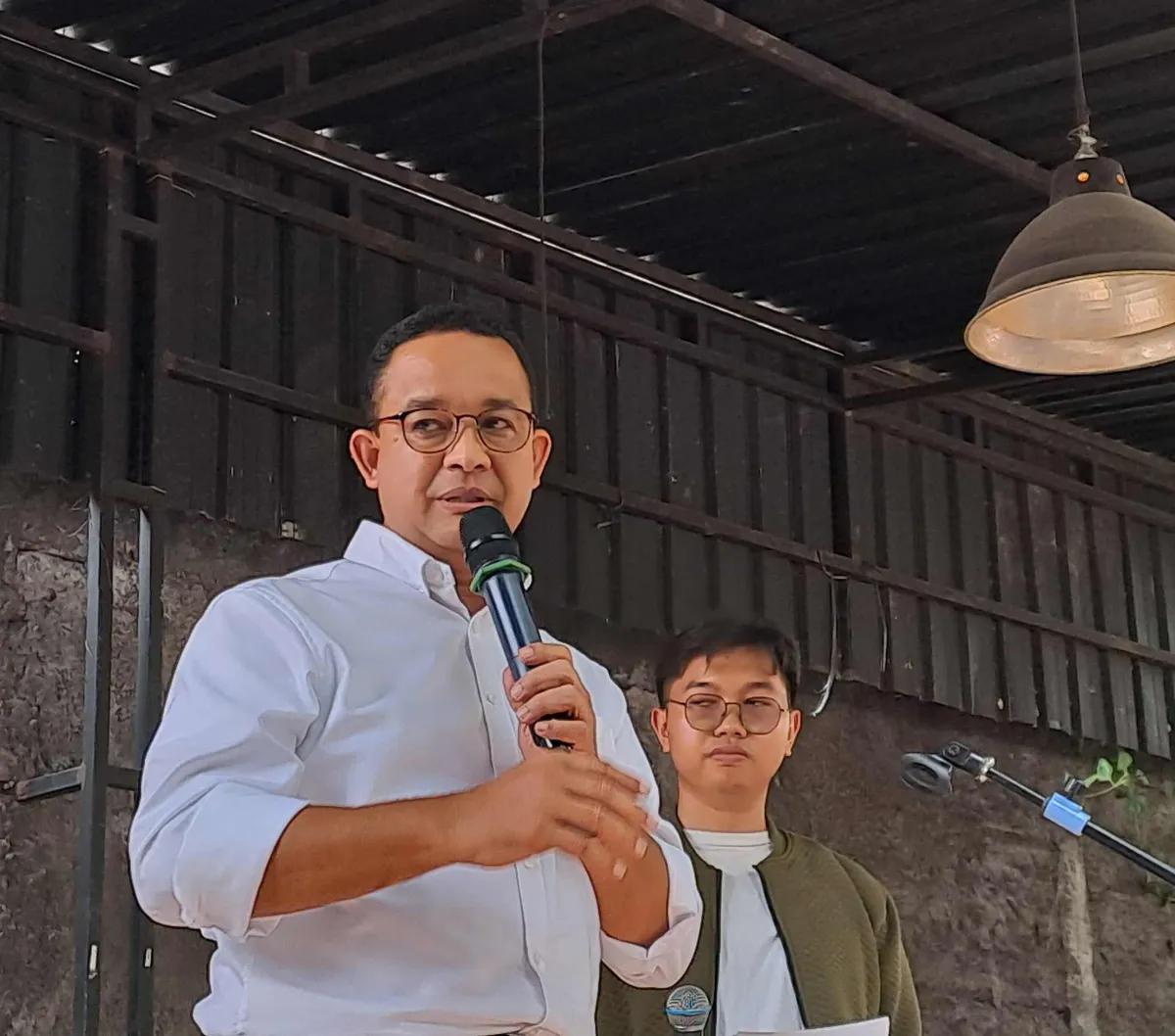 Oleh karena itu, Anies menekankan bahwa BUMN bisa rugi secara pendapatan tetapi untung karena bisa memberi manfaat bagi orang banyak.