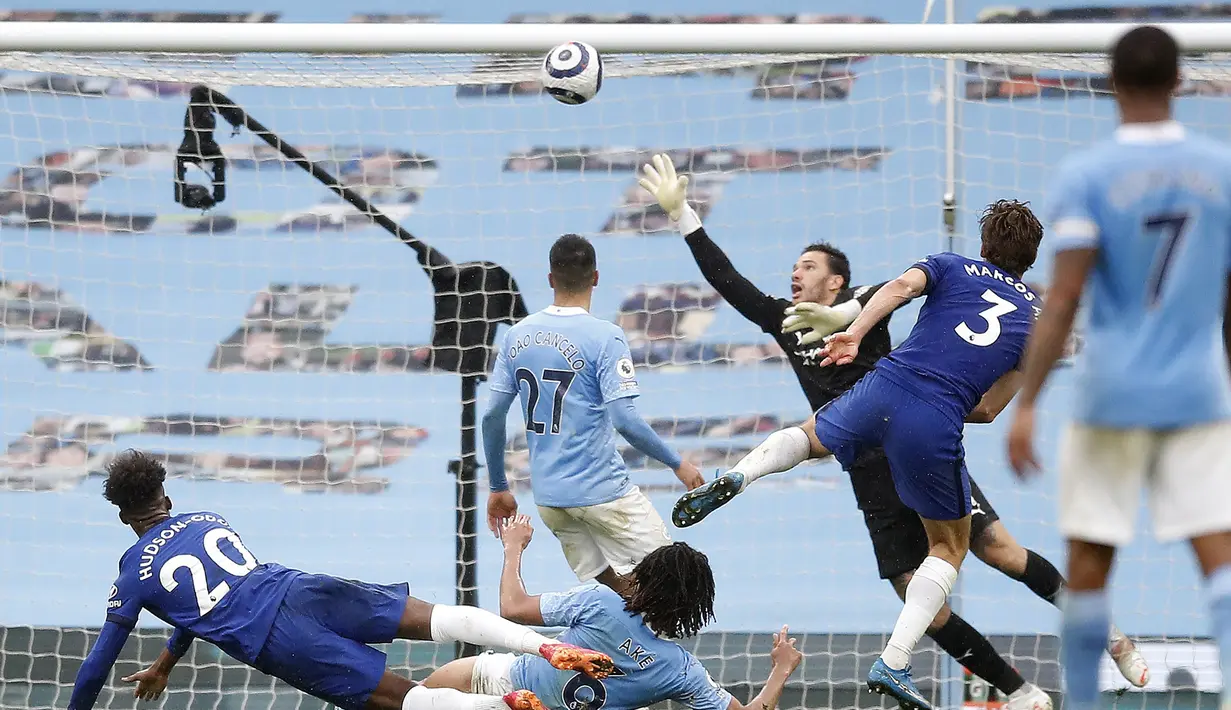 Bek Chelsea, Marcos Alonso (kedua dari kanan) melepaskan tendangan yang berbuah gol kedua timnya ke gawang Manchester City dalam laga lanjutan Liga Inggris 2020/2021 pekan ke-35 di Etihad Stadium, Manchester, Sabtu (8/5/2021). Chelsea menang 2-1 atas Manchester City. (AP/Martin Rickett/Pool)
