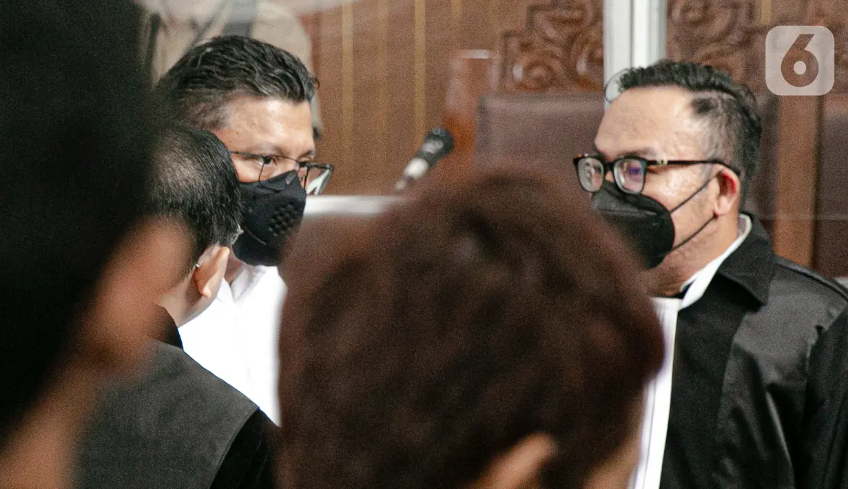 Terdakwa kasus pembunuhan berencana terhadap Yosua Hutabarat atau Brigadir J, Ferdy Sambo berbincang dengan kuasa hukum usai menjalani sidang putusan di PN Jakarta Selatan, Senin (13/2/2023).  Mantan Kadiv Propam Polri Ferdy Sambo divonis bersalah melakukan pembunuhan berencana terhadap ajudannya, Brigadir N Yosua Hutabarat. Sambo divonis mati. (Liputan6.com/Faizal Fanani)