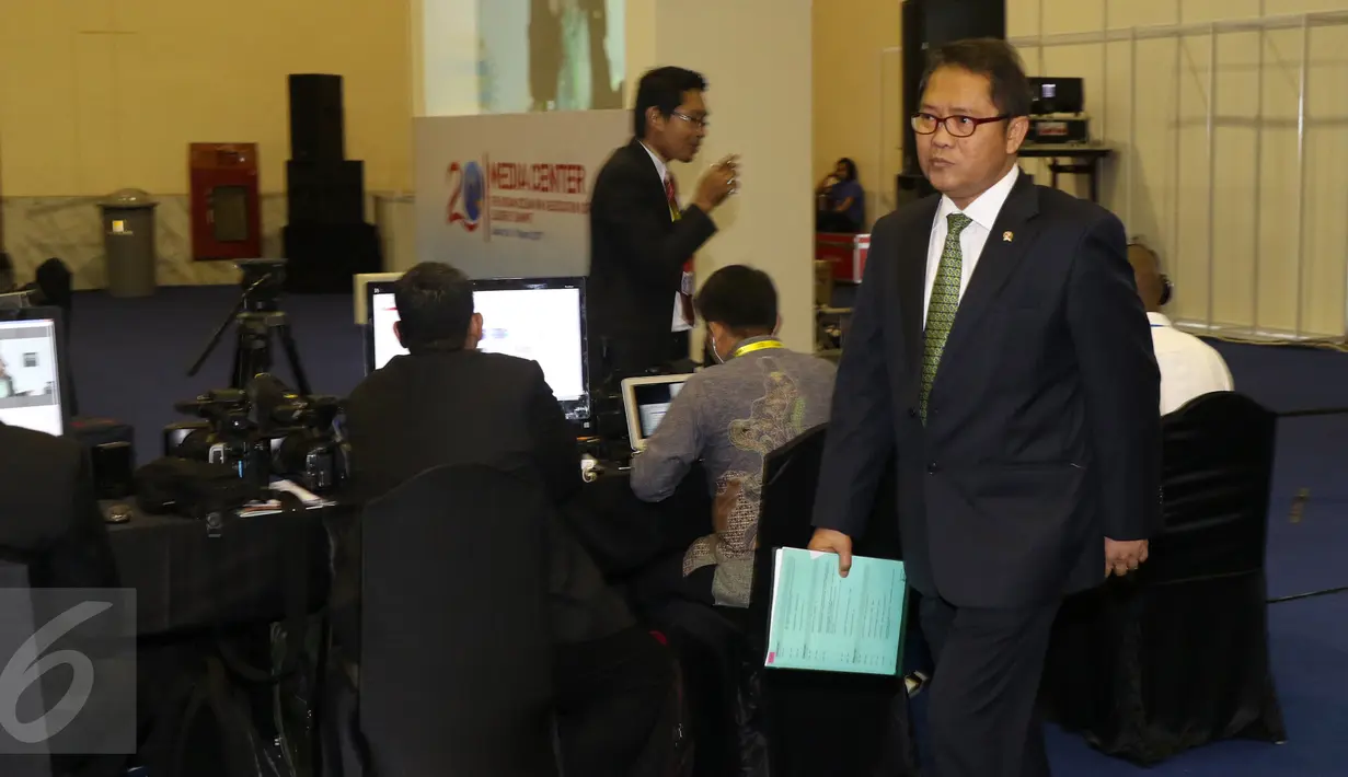 Menkominfo Rudiantara  saat meninjau Media Center untuk KTT IORA 2017 di JCC, Jakarta, Senin (6/3). Peninjauan dilakukan untuk melihat kondisi media center agar awak media dapat melakukan peliputan dengan mudah. (Liputan6.com/Angga Yuniar)