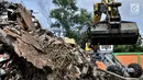 Alat berat mengeruk sampah di area proyek Fasilitas Pengolahan Sampah Terpadu atau Intermediate Treatment Facility (ITF) Sunter, Jakarta, Selasa (12/2). (Merdeka.com/Iqbal Nugroho)