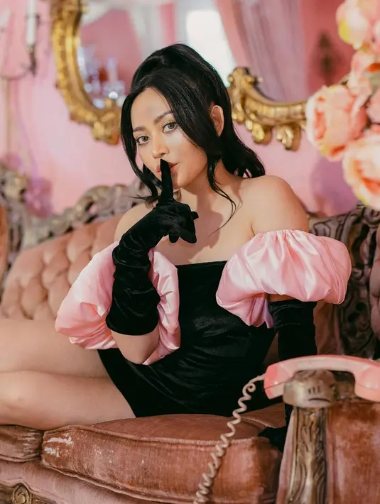Jalan-jalan di Los Angeles, California, Rachel Vennya menyempatkan diri jalani sebuah pemotretan di studio. Studio dengan dekorasi kamar bernuansa pink ini terlihat unik bak kamar karakter Barbie. Penampilannya yang terlihat terbuka dalam beberapa pose pun tidak luput dari sorotan netizen. (Liputan6.com/IG/@rachelvennya)