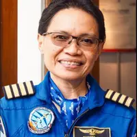 Bekerja di tempat yang mayoritas cowok nggak bikin langkah Esther terhenti. Kini dia jadi Chief Test Pilot cewek satu-satunya di Asia. | Sumber Foto: twitter.com/@aeront 