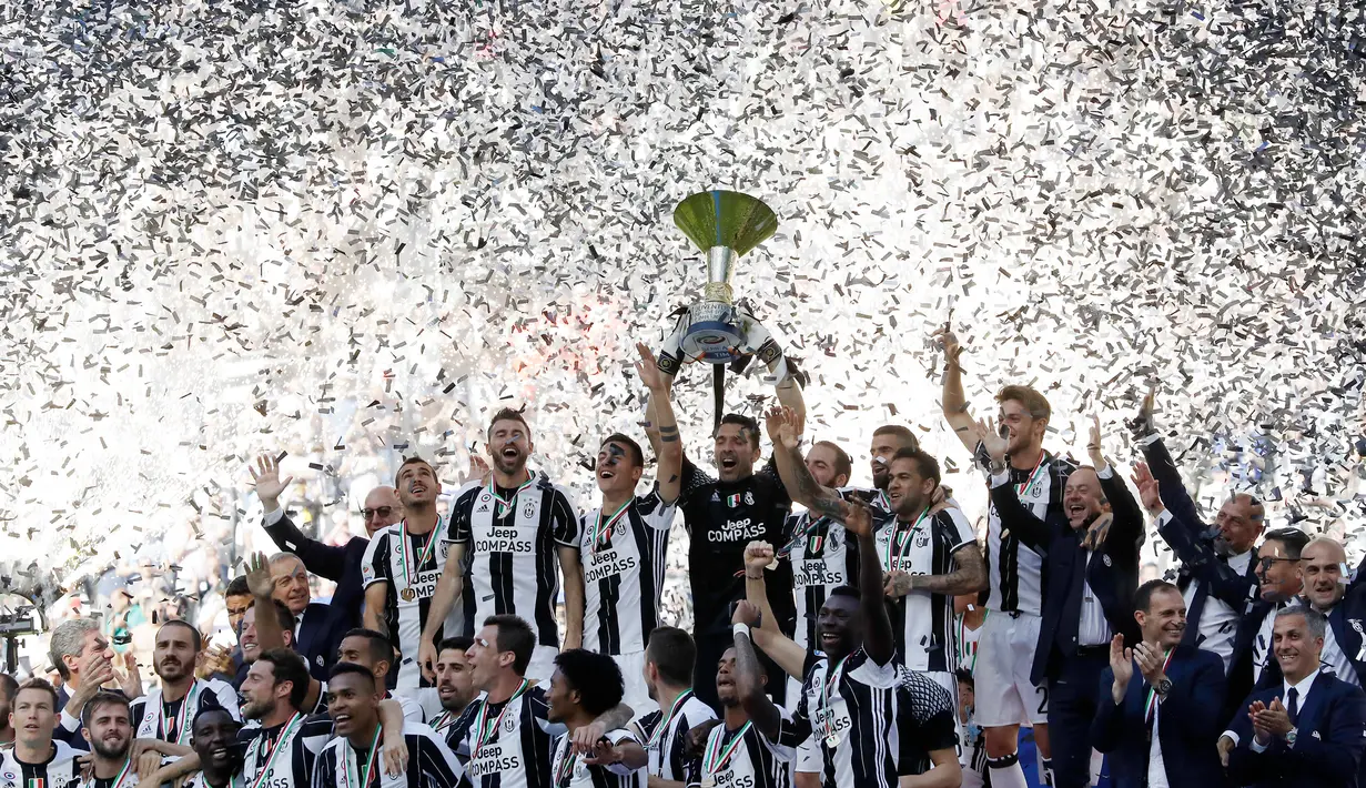 Pemain Juventus mengangkat trofi merayakan gelar juara Liga Italia usai pertandingan melawan Crotone di Juventus Stadium, Turin, (21/5). Bagi Juveventus, ini merupakan scudetto ke-33 atau yang keenam secara beruntun. (AP Photo/Antonio Calanni)