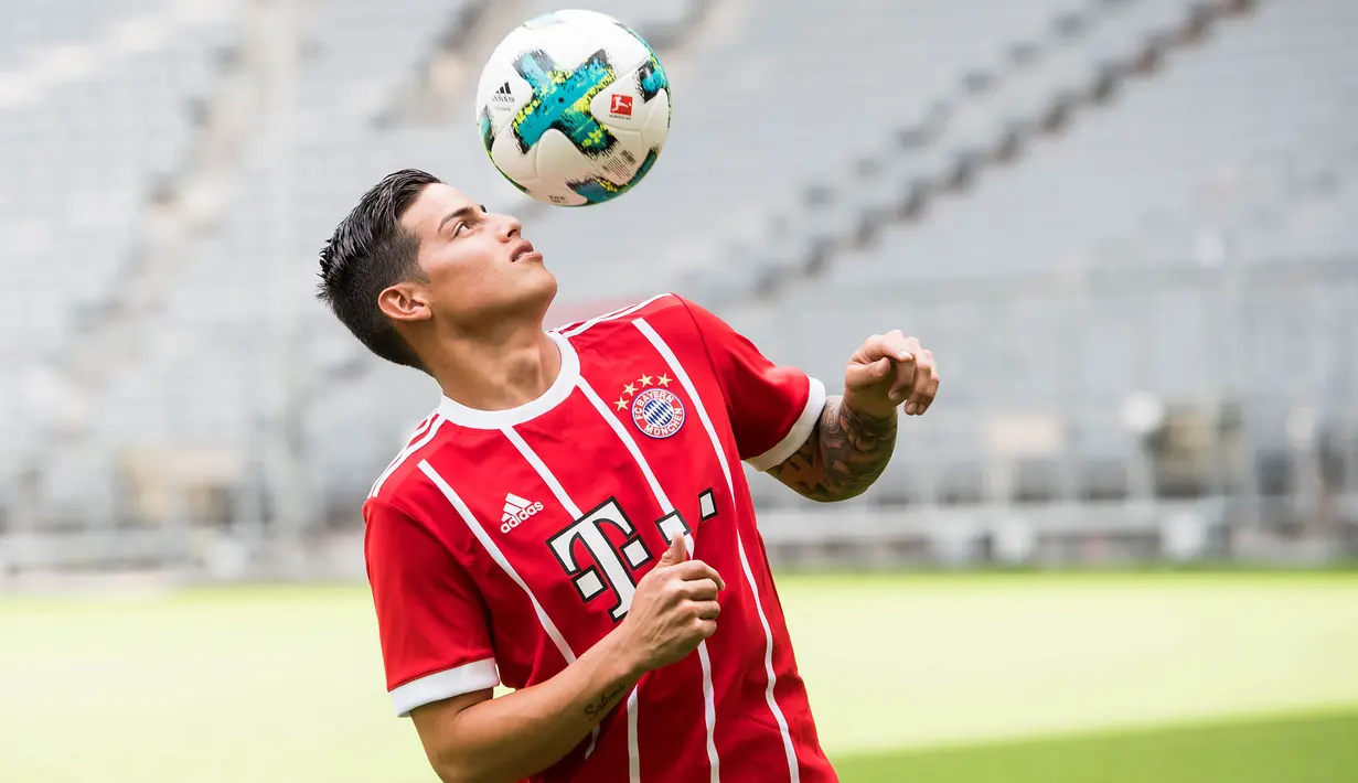 Mantan pemain Real Madrid, James Rodriguez, melakukan juggling saat diperkenalkan sebagai pemain baru Bayern Munchen di Stadion Allianz Arena, Munchen, Rabu (12/7/2017). (EPA/Lukas Barth)