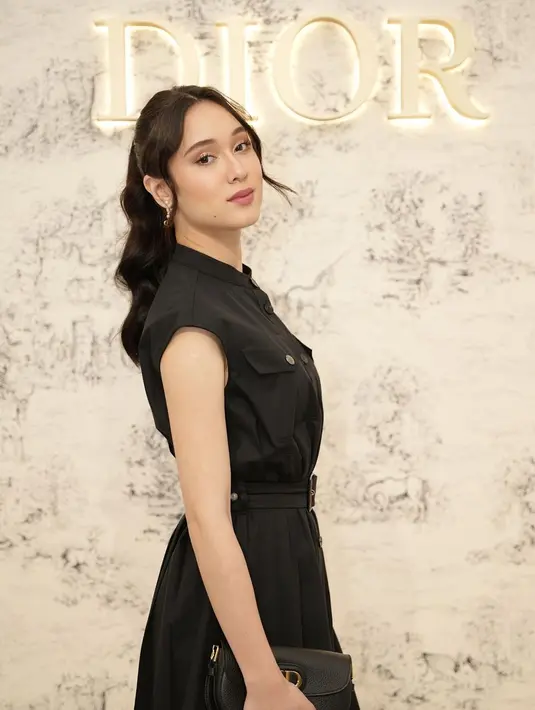 Dengan makeup super flawless, Yasmin mengikat rambutnya dengan gaya curl ponytail [@yasminnapper]