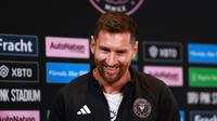 Pemain Inter Miami, Lionel Messi usai memberi keterangan kepada wartawan di acara jumpa pers perdananya di  DRV PNK Stadium, Kamis (17/8/2023). (AFP)