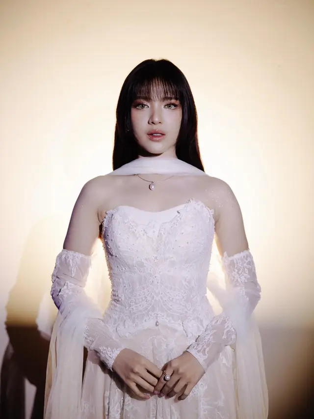 Parade Gaya Tiara Andini bak Bidadari di Konser 40 Tahun Kahitna