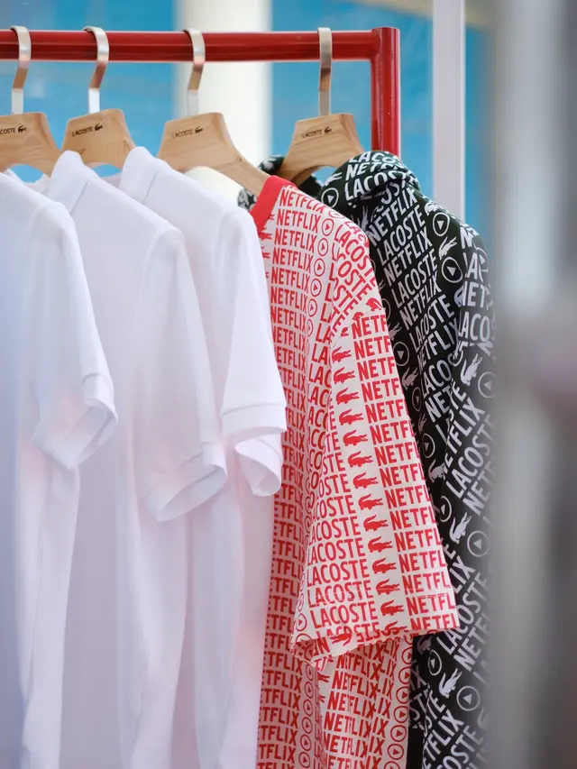 Kolaborasi Lacoste dan Netflix Hadirkan Ikon Series Paling Favorit dalam Koleksi Busana