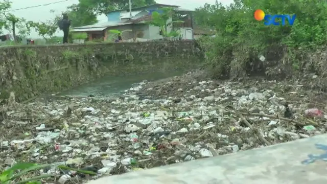 Kurangnya kesadaran lingkungan ditambah pendangkalan sungai menjadi faktor menumpuknya sampah di kawasan perbatasan Cileunyi Wetan ini.