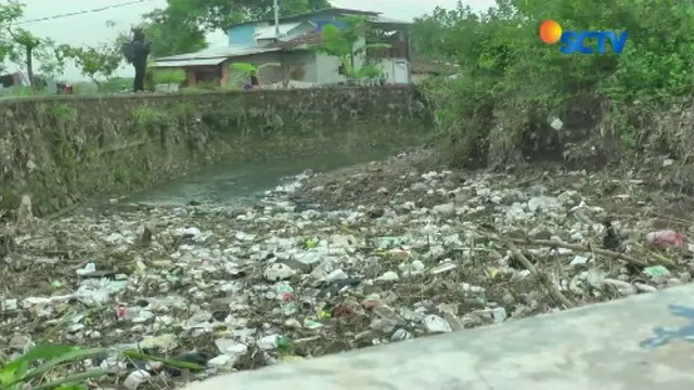 Ribuan Kubik Sampah Padati Sungai Cikeruh Bandung, Banjir Mengancam