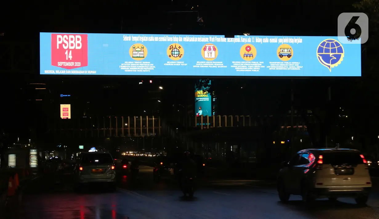 Kendaraan melintas di jalan Jenderal Sudirman, Jakarta, Selasa (15/9/2020). Guna mengurangi pola penyebaran COVID-19, Pemda DKI Jakarta kembali menerapkan PSBB dengan membatasi aktivitas warga, perdagangan maupun perkantoran. (Liputan6.com/Helmi Fithriansyah)