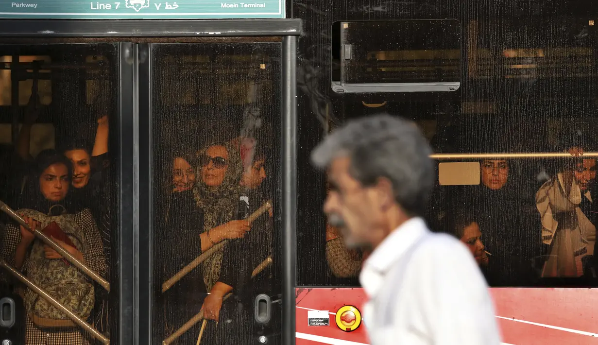 Sejumlah wanita berada di dalam bus di Teheran tengah, Iran (10/8/2019). Komunitas masyarakat berupa kaum Persia, Armenia, Yahudi, Azeri, dan Afghan. Tempat ibadah berupa masjid, gereja dan sinagoge. (AP Photo/Vahid Salemi)