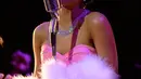 Ariana Grande terlihat menghayati saat membawakan lagu pada album terbaru "Dangerous Woman" saat MTV Movie Awards 2016 di Warner Bros Studios, California, USA (10/4). Ariana tampil seperti Marilyn Monroe dengan gaun merah muda. (AFP/Alberto E. Rodriguez)