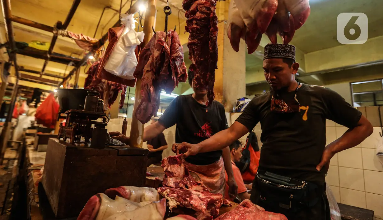 Aktivitas jual beli daging di Pasar Kebayoran Lama, Jakarta, Kamis (24/2/2022). Pedagang daging mengeluhkan harga yang terus naik dan merencanakan mogok dagang mulai hari Senin, 28 Februari 2022 mendatang jika harga daging tidak turun. (Liputan6.com/Johan Tallo)