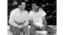 Pukulan cepat laksana petir dan kaki lincah itulah gambaran "Sugar" Ray Robinson. Foto ini saat Robinson (kanan) berdiskusi dengan Marcel Cerdan. Dia memiliki rekor 173 kali menang (109 KO), 19 kalah, 6 seri, dan 2 no contest (1940-1965). (AFP)