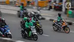 Sejumlah pengemudi ojek online membawa penumpang melintas di kawasan Harmoni, Jakarta, Selasa (7/4/2020). Selama pemberlakuan Pembatasan Sosial Berskala Besar (PSBB), layanan ojek online (ojol) akan dilarang mengangkut penumpang dan hanya dibolehkan untuk antar barang. (Liputan6.com/Faizal Fanani)