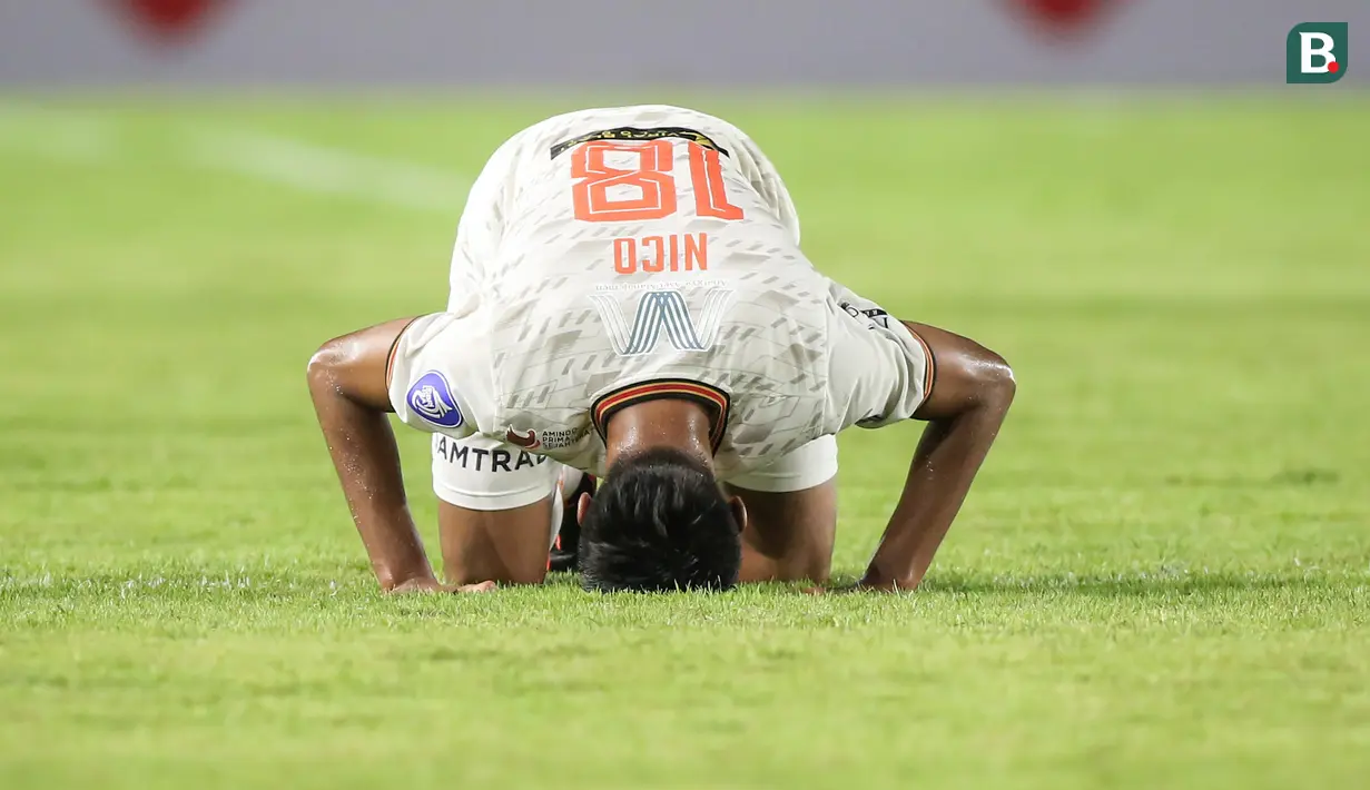 Pemain Persija Jakarta, Alfriyanto Nico melakukan selebrasi usai mencetak gol penyeimbang 1-1 ke gawang Persik Kediri dalam laga pekan ke-10 BRI Liga 1 2021/2022 di Stadion Manahan, Solo, Sabtu (30/10/2021). (Bola.com/Bagaskara Lazuardi)
