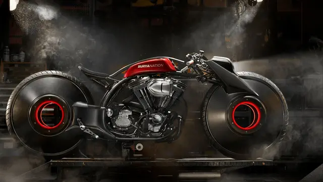 ‘The Spirit” dibangun menggunakan basis motor Soft Tail tahun 2000 dengan gaya Neo Board Tracker. Proses pembuatan motor ini berlangsung selama tiga bulan dan sudah mengalami perubahan mulai dari bagian mesin hingga sasis.