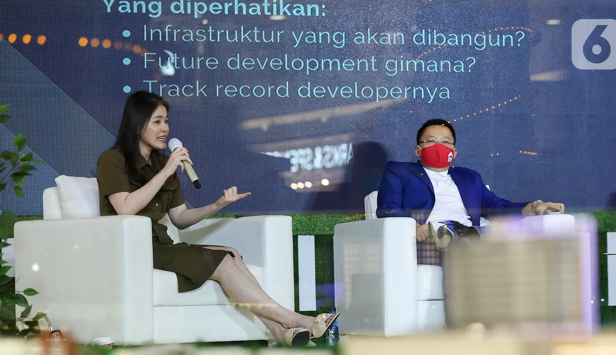 Investment Storyteller Millennial Felicia Putri Tjiasaka (kiri) pada acara diskusi webinar Kota Podomoro Tenjo Pas Buat Kantong Milenial di Central Park Mall, Jakarta (25/11/2020). APG memberikan solusi terhadap kebutuhan milenial untuk berinvestasi dan memiliki properti. (Liputan6.com/Fery Pradolo)