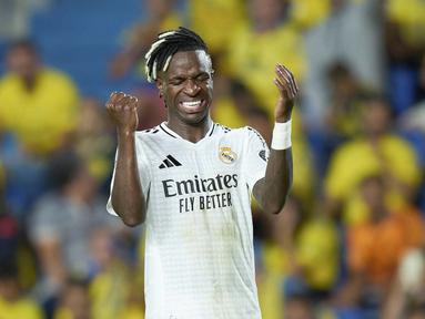 Pemain Real Madrid, Vinicius Junior, tampak kecewa setelah ditahan imbang Las Palmas pada laga pekan ketiga La Liga 2024/2025 di Stadion Gran Canaria, Jumat (30/8/2024).  (AP Photo/Gabriel Jimenez)