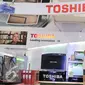Pengunjung melihat produk Toshiba di Elektronic City, Jakarta (4/2). Kabar penutupan dua pabrik PT Panasonic Lighting di Jawa Timur dan Jawa Barat dan Toshiba tidak akan mempengaruhi bisnis penjualan Panasonic di Tanah Air. (Liputan6.com/Angga Yuniar)