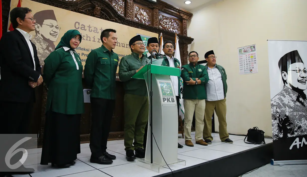 Ketua Umum PKB, Muhaimin Iskandar memberikan catatan akhir tahun di Kantor DPP PKB, Jakarta, (28/12). Dalam kesempatan itu PKB menyampaikan refleksi kebijakan ekonomi 2015 dan proyeksi ekonomi 2016 pemerintahan Jokowi-JK. (Liputan6.com/Faizal Fanani)