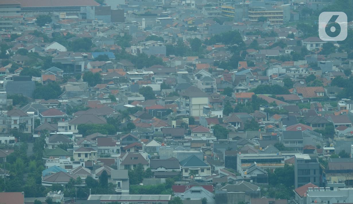Suasana pemukiman dan gedung pencakar langit diambil dari kawasan Grogol, Jakarta, Rabu (11/11/2020). Gubernur Bank Indonesia, Perry Warjiyo mengaku optimis pertumbuhan ekonomi Indonesia ke depan akan lebih baik pasca pandemi Covid-19. (Liputan6.com/Angga Yuniar)