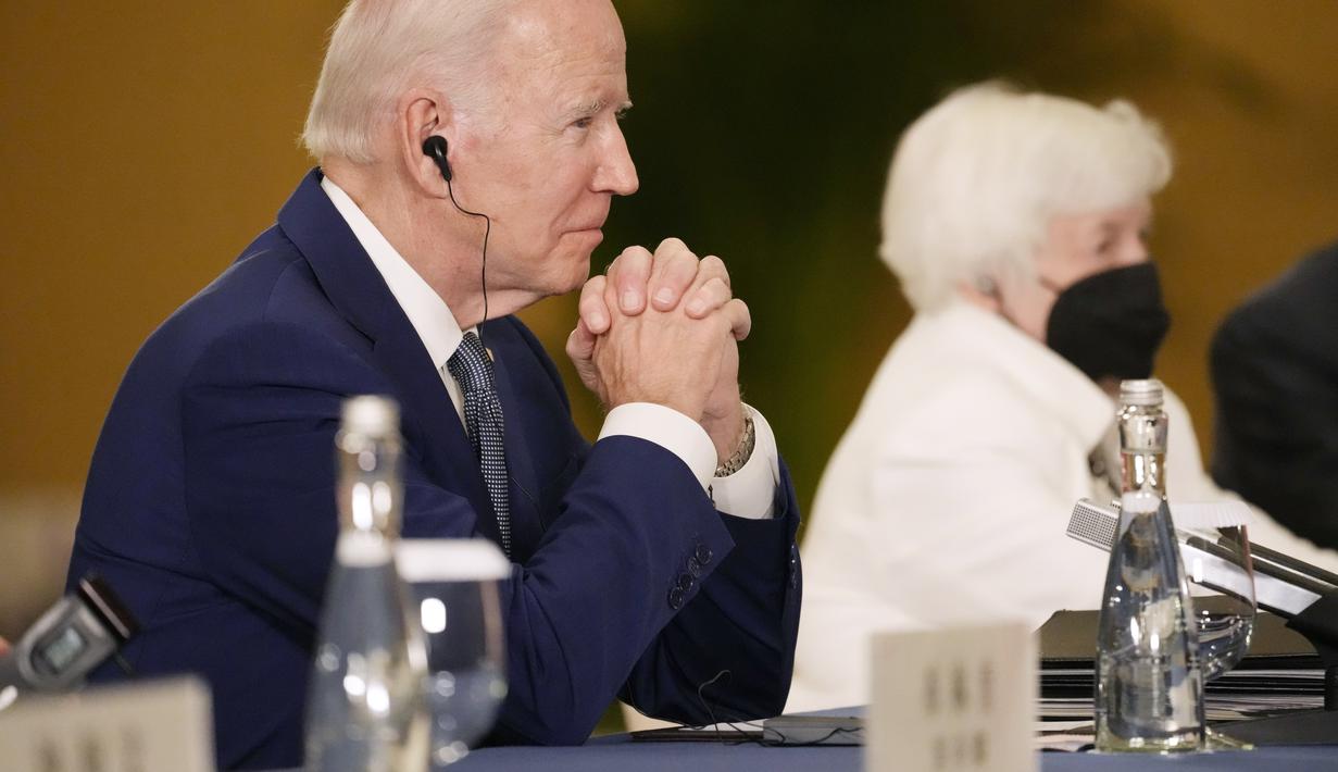 Presiden AS Joe Biden mendengarkan Presiden China Xi Jinping selama pertemuan mereka di sela-sela pertemuan puncak G20 di Nusa Dua, di Bali, Senin (14/11/2022). Biden mengatakan bahwa dirinya ingin agar AS dan China mampu mengatasi perbedaan dan mencegah persaingan menjadi konflik. (AP/Alex Brandon)