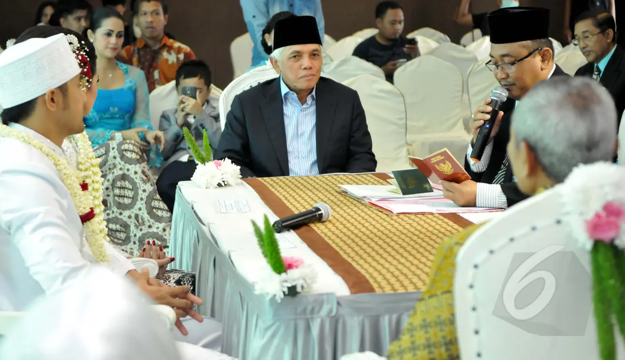 Mantan Menko Perekonomian, Hatta Rajasa (tengah) hadir sebagai salah satu saksi di pernikahan Hengky Kurniawan dan Sonya Fatmala di sebuah hotel kawasan TMII, Jakarta, Kamis (23/4/2015). (Liputan6.com/Panji Diksana)