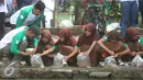 Para murid SDN Pamarican 2 Serang melakukan sebar sejuta ikan di danau Tasikardi, Serang Baten, Sabtu (28/5). untuk menebarkan kesadaran akan kualitas kebersihan lingkungan, sosial dan pendidikan di Indonesia. (Liputan6.com/Angga Yuniar)